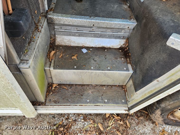 image for item KT9601 2001 Freightliner MT45  delivery truck