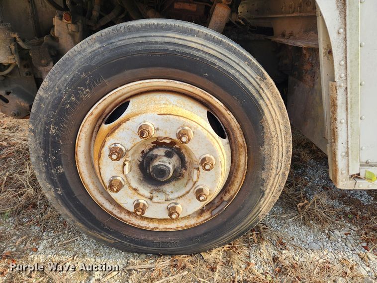 image for item KT9601 2001 Freightliner MT45  delivery truck