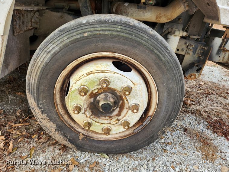 image for item KT9601 2001 Freightliner MT45  delivery truck