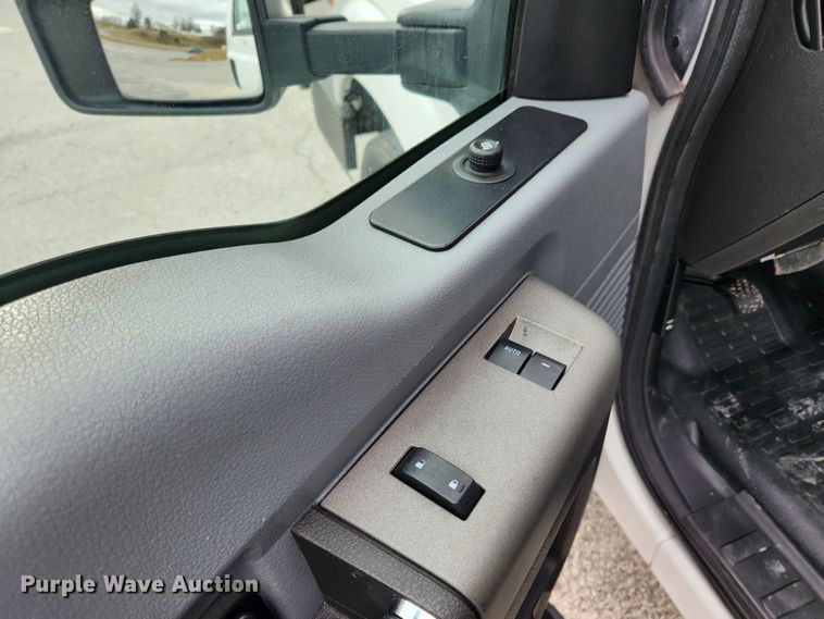 image for item KT9605 2011 Ford F350 Super Duty XLT  flatbed pickup truck