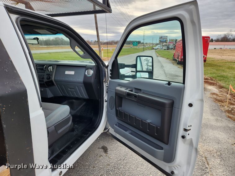 image for item KT9605 2011 Ford F350 Super Duty XLT  flatbed pickup truck