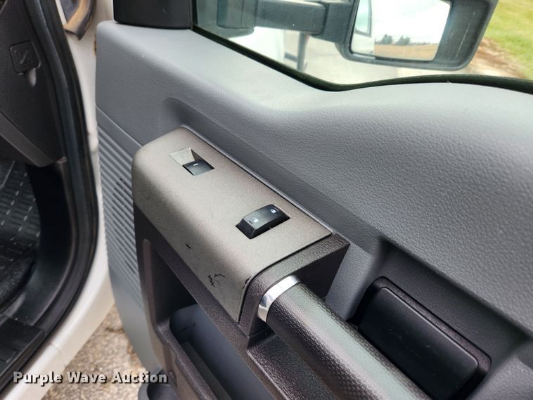 image for item KT9605 2011 Ford F350 Super Duty XLT  flatbed pickup truck