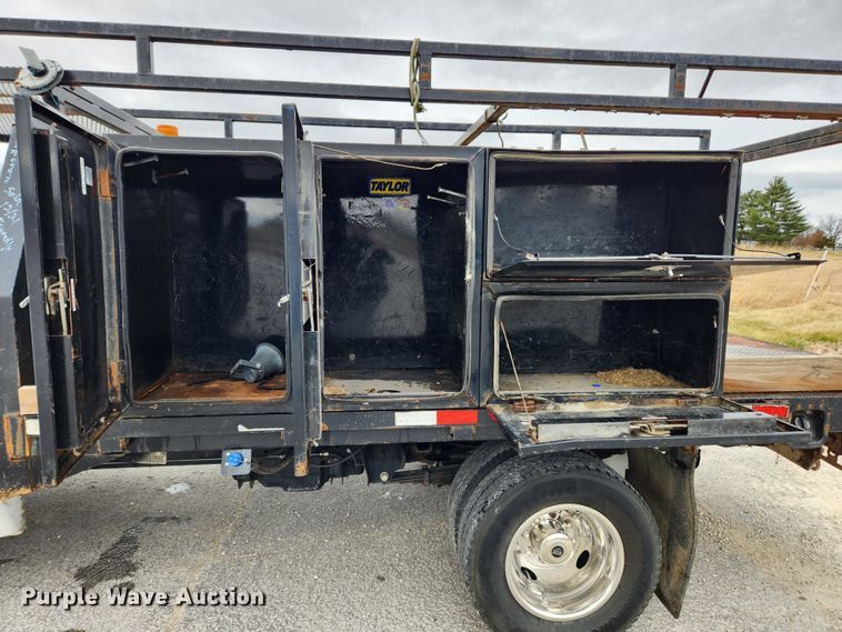 image for item KT9605 2011 Ford F350 Super Duty XLT  flatbed pickup truck