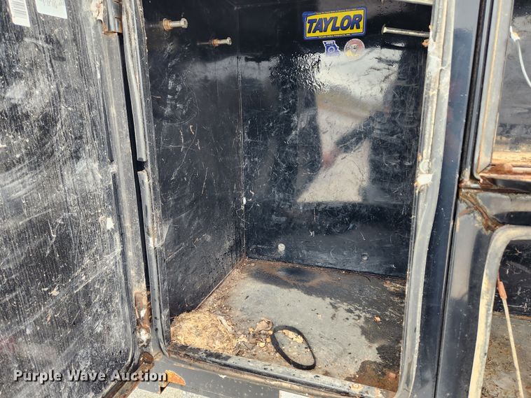 image for item KT9605 2011 Ford F350 Super Duty XLT  flatbed pickup truck