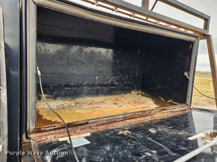 image for item KT9605 2011 Ford F350 Super Duty XLT  flatbed pickup truck