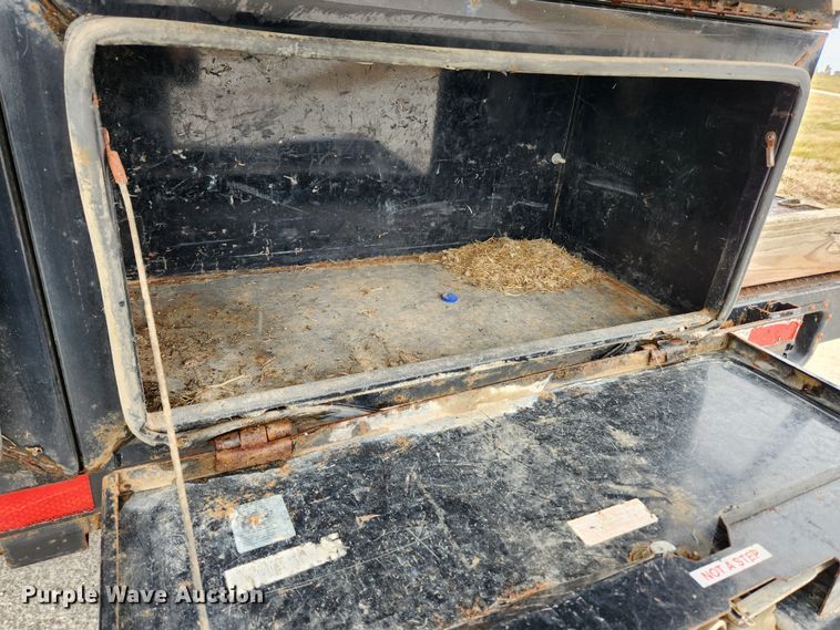 image for item KT9605 2011 Ford F350 Super Duty XLT  flatbed pickup truck