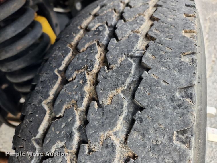 image for item KT9605 2011 Ford F350 Super Duty XLT  flatbed pickup truck