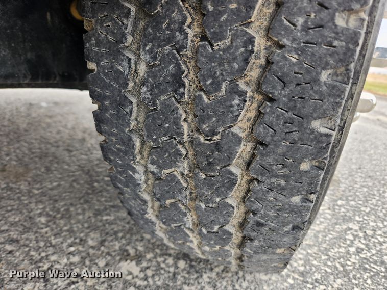 image for item KT9605 2011 Ford F350 Super Duty XLT  flatbed pickup truck