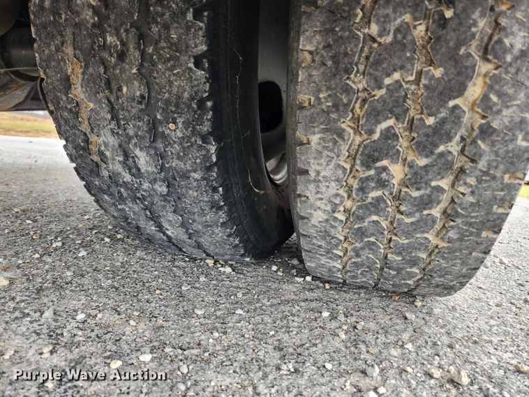 image for item KT9605 2011 Ford F350 Super Duty XLT  flatbed pickup truck