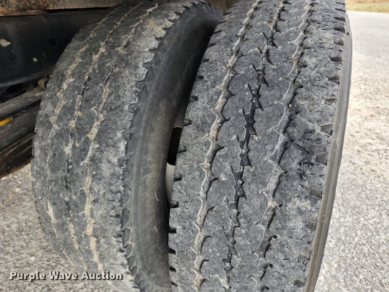 image for item KT9605 2011 Ford F350 Super Duty XLT  flatbed pickup truck