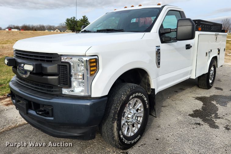 image for item KT9608 2018 Ford F350 Super Duty XL  utility bed pickup truck