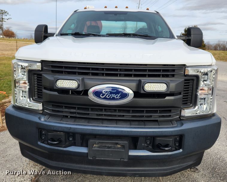 image for item KT9608 2018 Ford F350 Super Duty XL  utility bed pickup truck