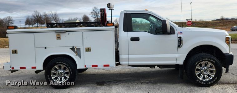 image for item KT9608 2018 Ford F350 Super Duty XL  utility bed pickup truck