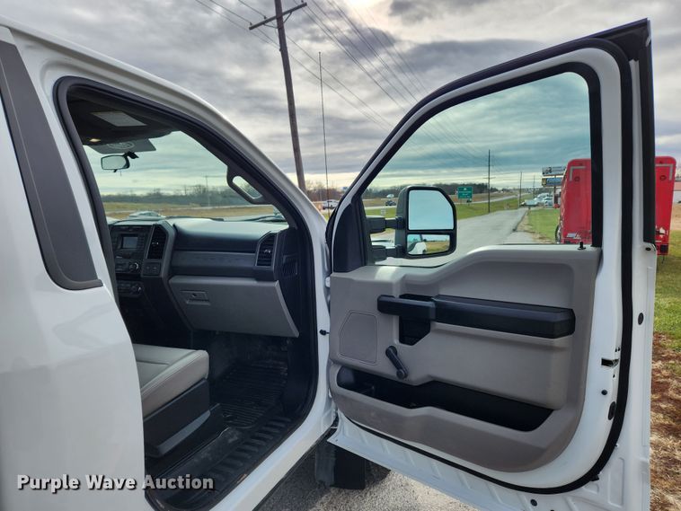 image for item KT9608 2018 Ford F350 Super Duty XL  utility bed pickup truck