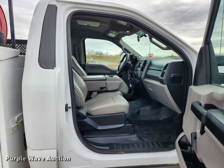 image for item KT9608 2018 Ford F350 Super Duty XL  utility bed pickup truck