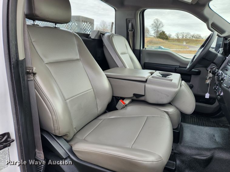 image for item KT9608 2018 Ford F350 Super Duty XL  utility bed pickup truck