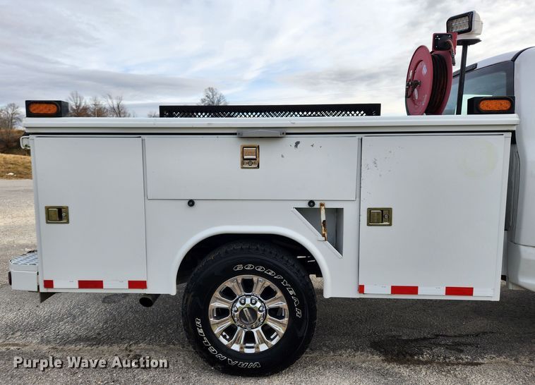 image for item KT9608 2018 Ford F350 Super Duty XL  utility bed pickup truck