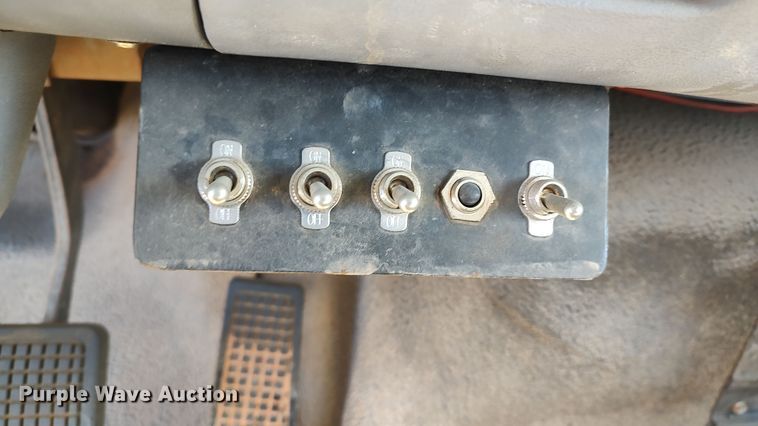 image for item LK9383 1995 Ford F800  flatbed truck with crash attenuator