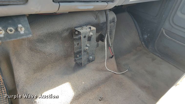 image for item LK9383 1995 Ford F800  flatbed truck with crash attenuator