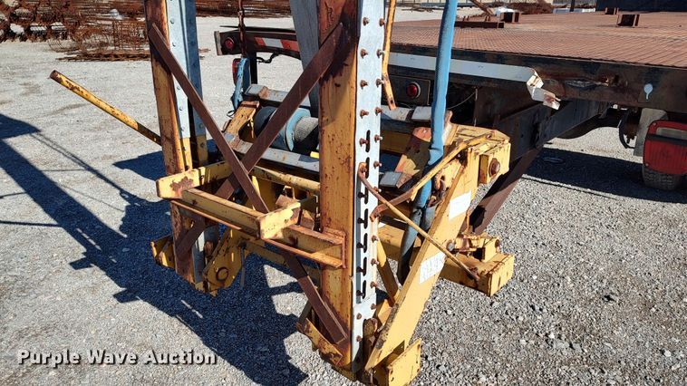 image for item LK9383 1995 Ford F800  flatbed truck with crash attenuator