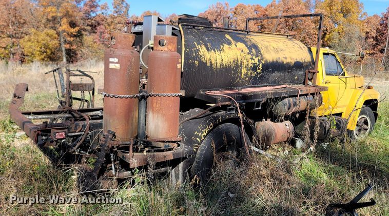 image for item LN9713 1980 Ford  oil distributor truck