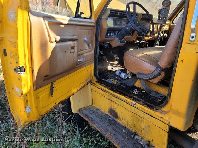 image for item LN9713 1980 Ford  oil distributor truck