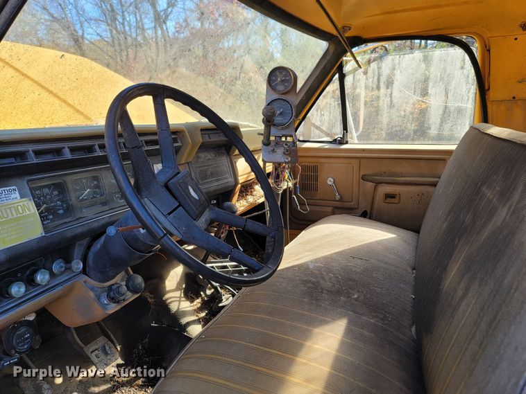 image for item LN9713 1980 Ford  oil distributor truck