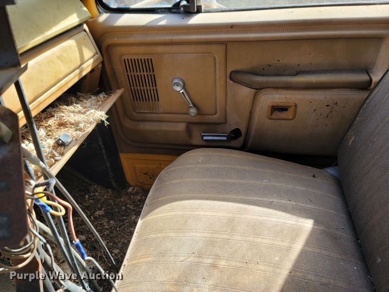 image for item LN9713 1980 Ford  oil distributor truck