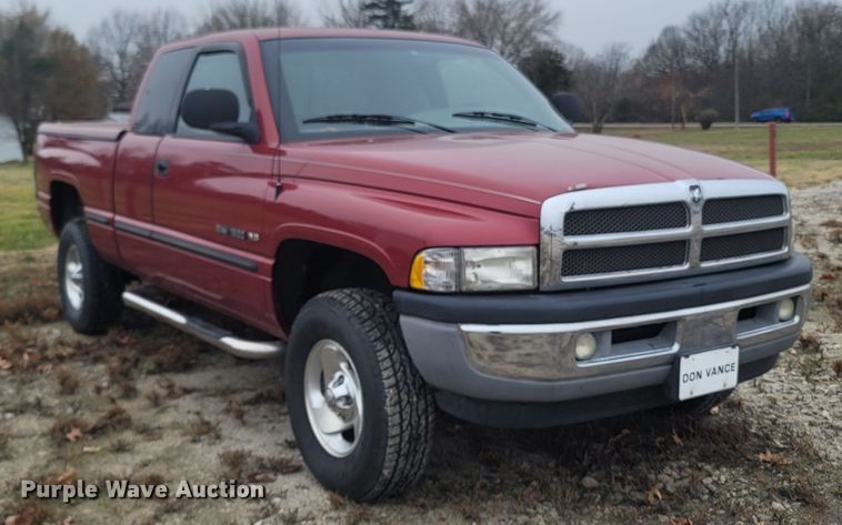 image for item LN9742 1999 Dodge Ram 1500  Club Cab pickup truck