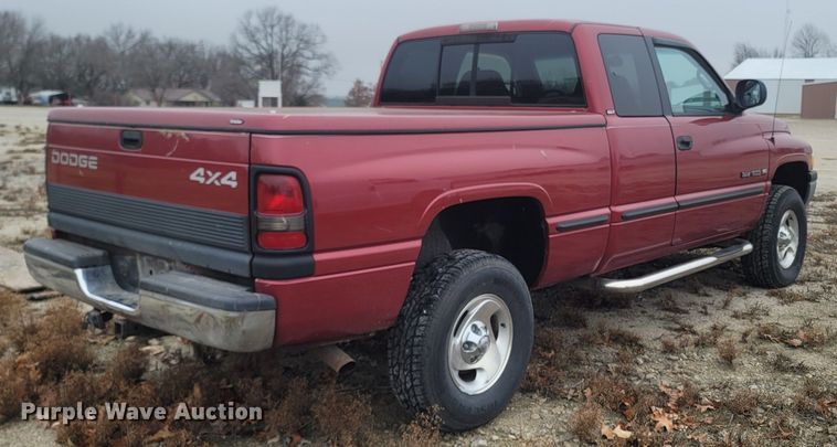 image for item LN9742 1999 Dodge Ram 1500  Club Cab pickup truck
