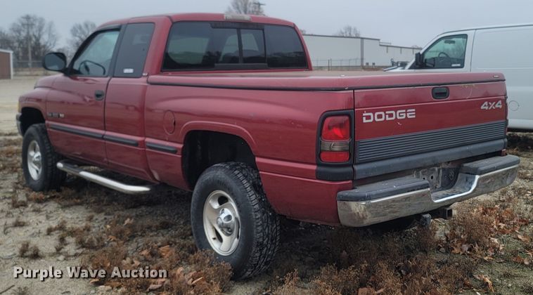 image for item LN9742 1999 Dodge Ram 1500  Club Cab pickup truck