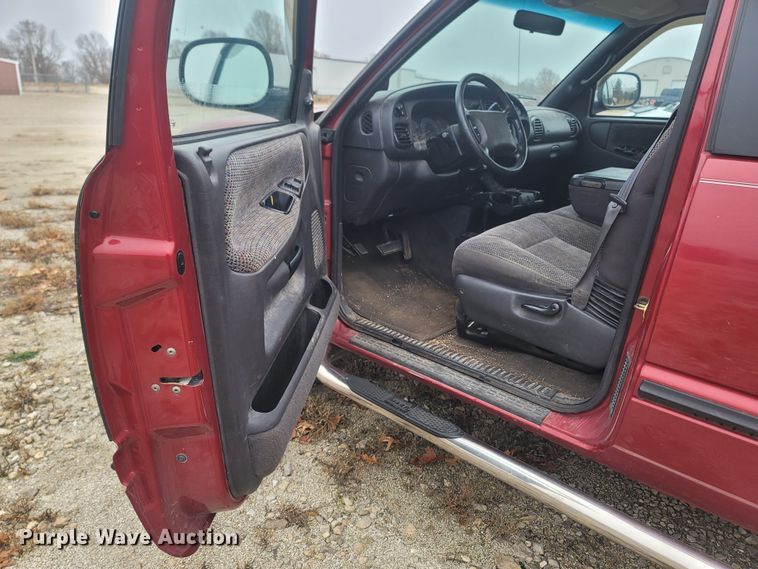 image for item LN9742 1999 Dodge Ram 1500  Club Cab pickup truck