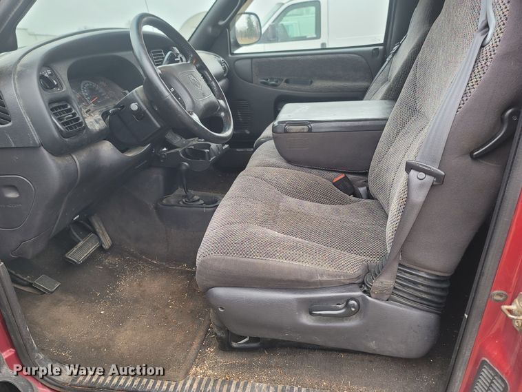 image for item LN9742 1999 Dodge Ram 1500  Club Cab pickup truck