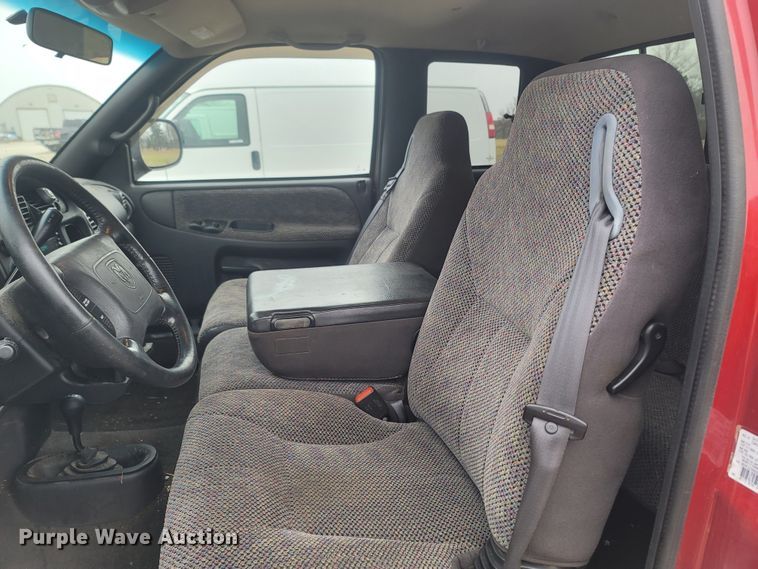 image for item LN9742 1999 Dodge Ram 1500  Club Cab pickup truck