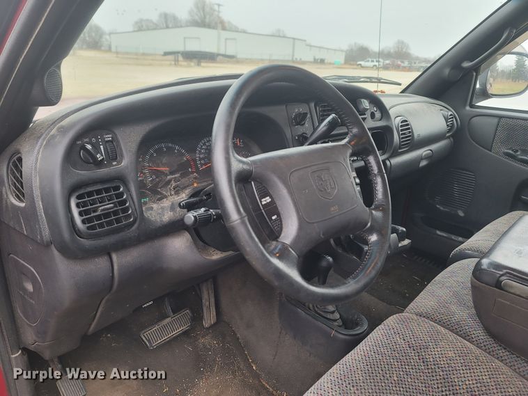 image for item LN9742 1999 Dodge Ram 1500  Club Cab pickup truck