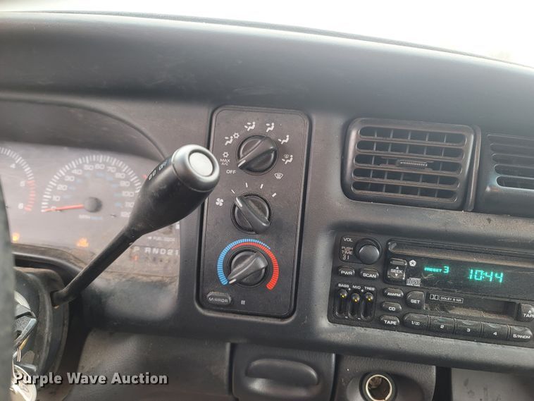 image for item LN9742 1999 Dodge Ram 1500  Club Cab pickup truck