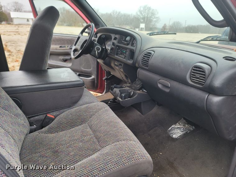 image for item LN9742 1999 Dodge Ram 1500  Club Cab pickup truck