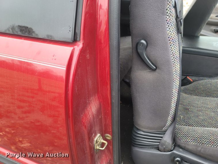 image for item LN9742 1999 Dodge Ram 1500  Club Cab pickup truck