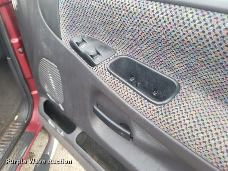 image for item LN9742 1999 Dodge Ram 1500  Club Cab pickup truck