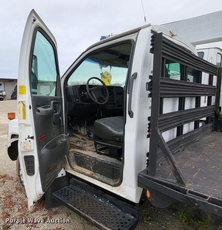 image for item LR9095 2003 Chevrolet C5500  flatbed truck