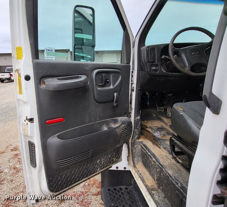 image for item LR9095 2003 Chevrolet C5500  flatbed truck