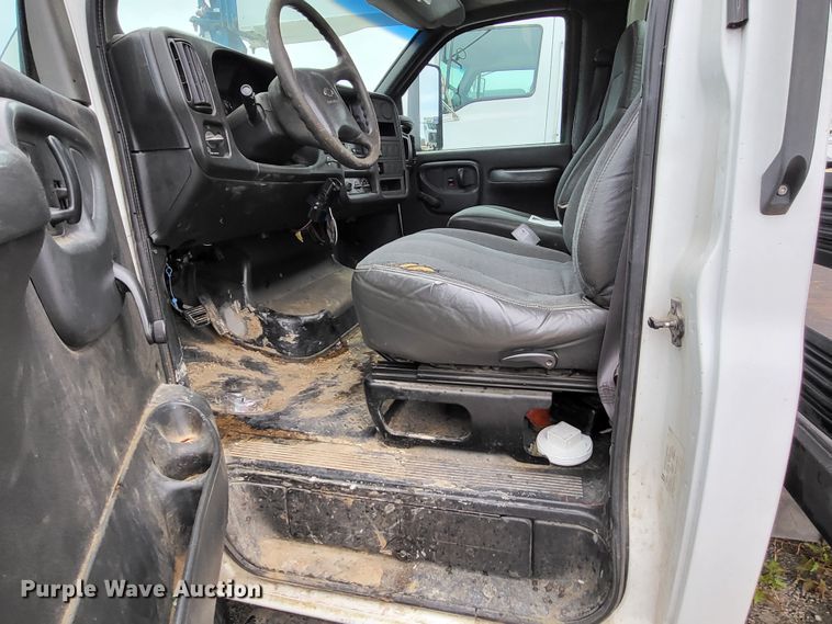 image for item LR9095 2003 Chevrolet C5500  flatbed truck