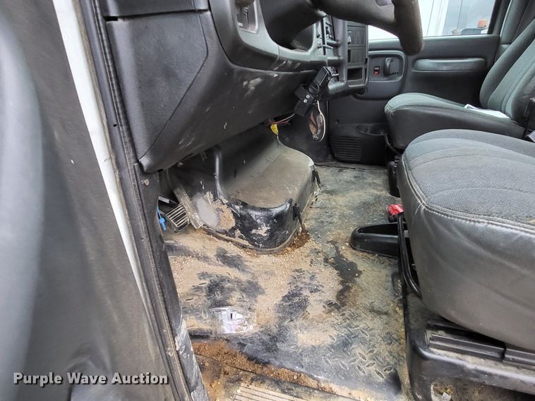 image for item LR9095 2003 Chevrolet C5500  flatbed truck