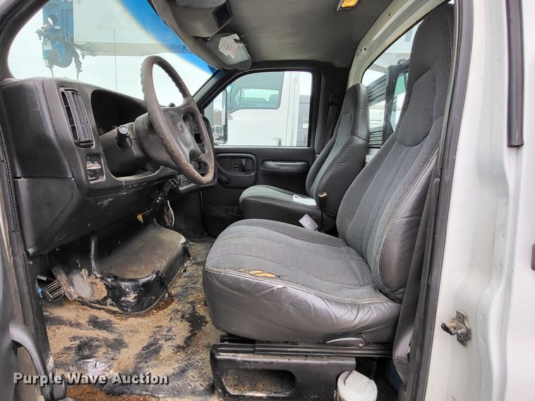 image for item LR9095 2003 Chevrolet C5500  flatbed truck