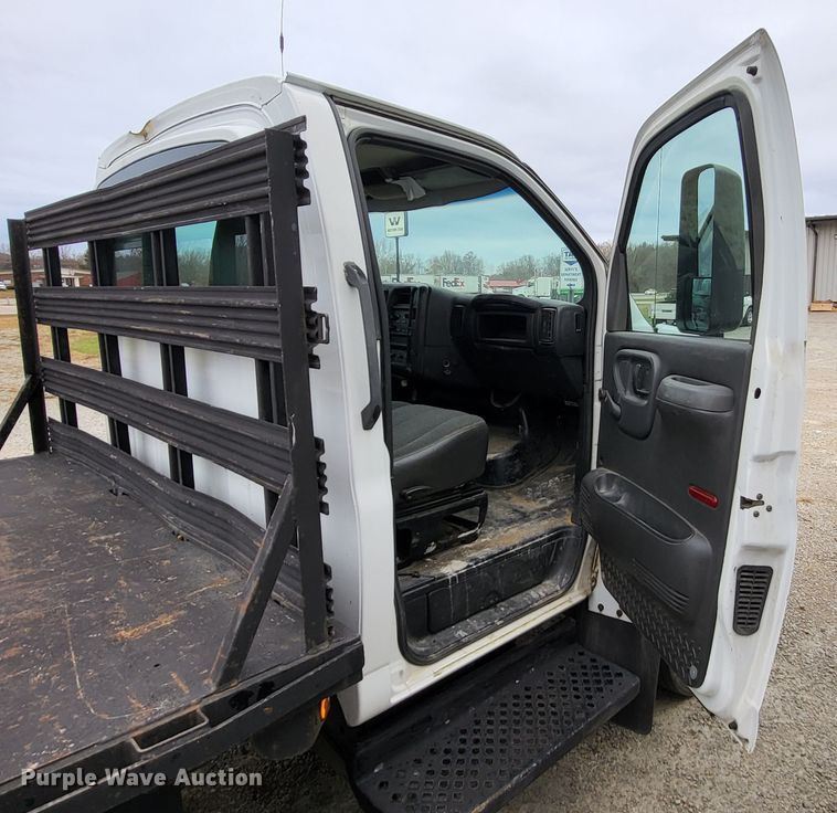 image for item LR9095 2003 Chevrolet C5500  flatbed truck