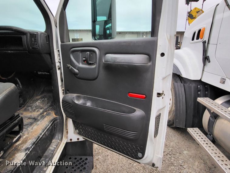 image for item LR9095 2003 Chevrolet C5500  flatbed truck