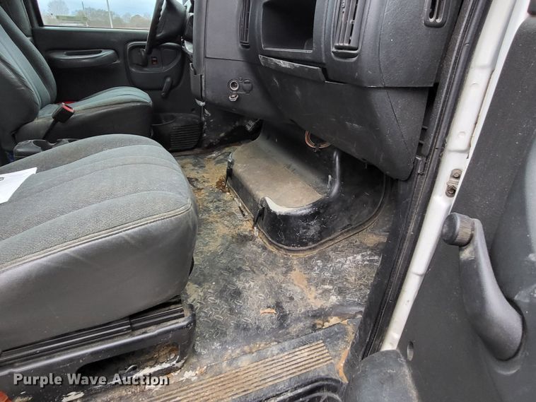 image for item LR9095 2003 Chevrolet C5500  flatbed truck