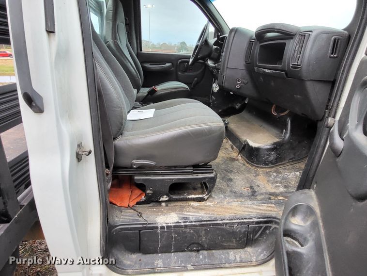 image for item LR9095 2003 Chevrolet C5500  flatbed truck