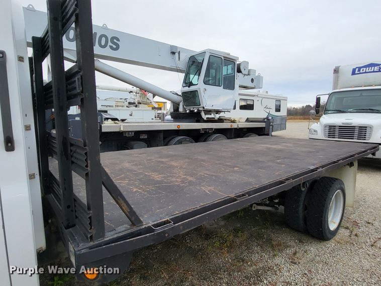 image for item LR9095 2003 Chevrolet C5500  flatbed truck