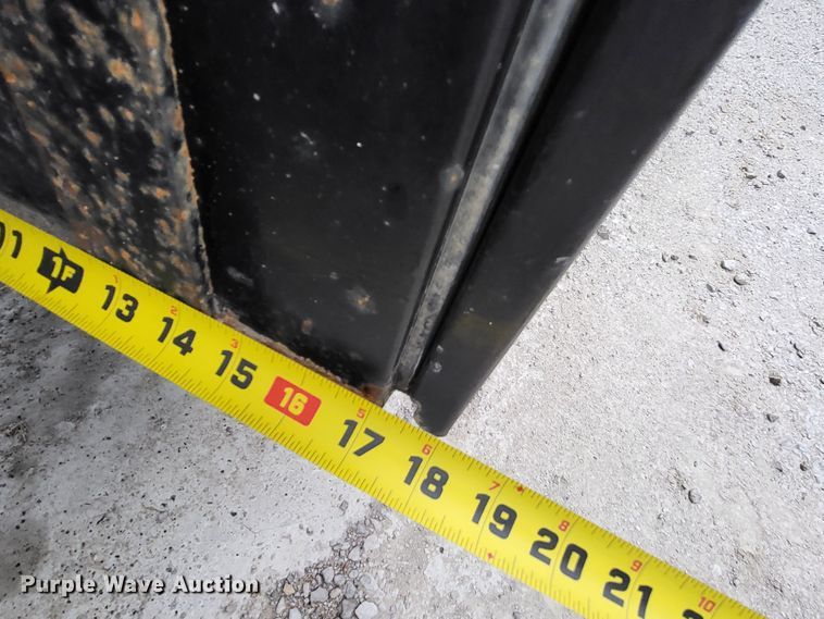 image for item LR9095 2003 Chevrolet C5500  flatbed truck